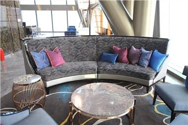 Sufan tal-lukanda b'żewġ postijiet b'qafas solidu u tapizzerija